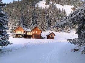La Grande Léchère lake refuge
