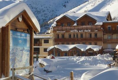 © Hotel Lac Bleu 1650 - <em>Hôtel Le Lac Bleu - Saint Francois Longchamp</em>